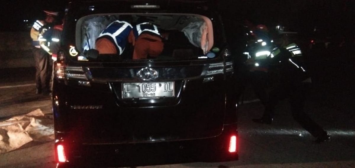 Evakuasi kecelakaan yang menimpa rombongan grup musik Debu. (Foto: Petugas Tol Pasuruan-Probolinggo for jatimnow.com)