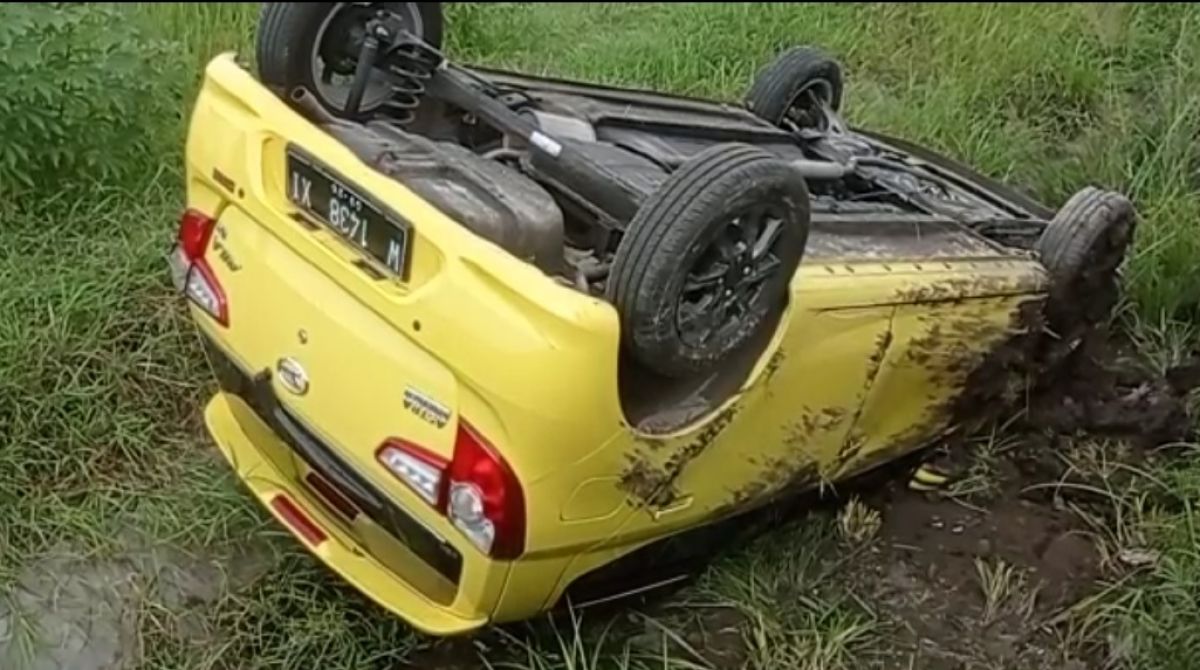 Sopir Kurang Konsentrasi, Mobil Ayla Nyungsep Terbalik di Sidoarjo
