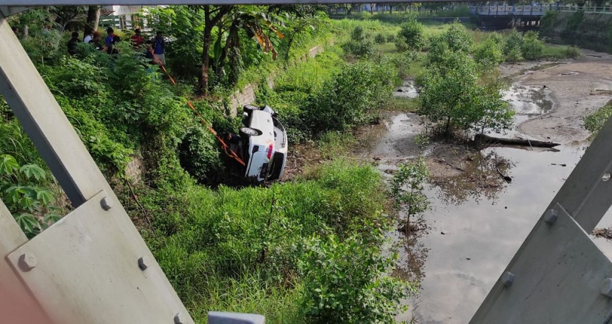 Honda Mobilio yang terjun di sungai, Jalan Raya Pacitan - Solo (Foto: Polres Pacitan for jatimnow.com)