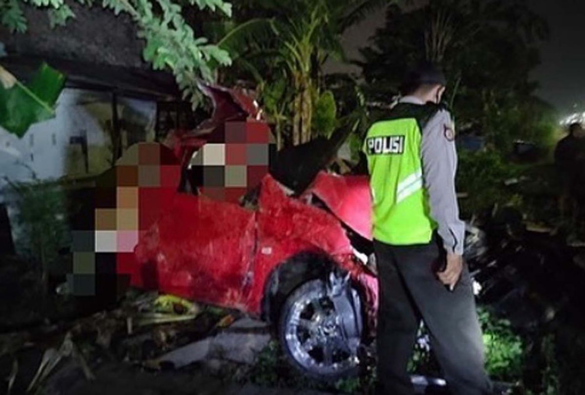 Kondisi mobil yang tertabrak kereta api di Surabaya (Foto: Akun Instagram Command Center 2 Surabaya @call112surabaya)