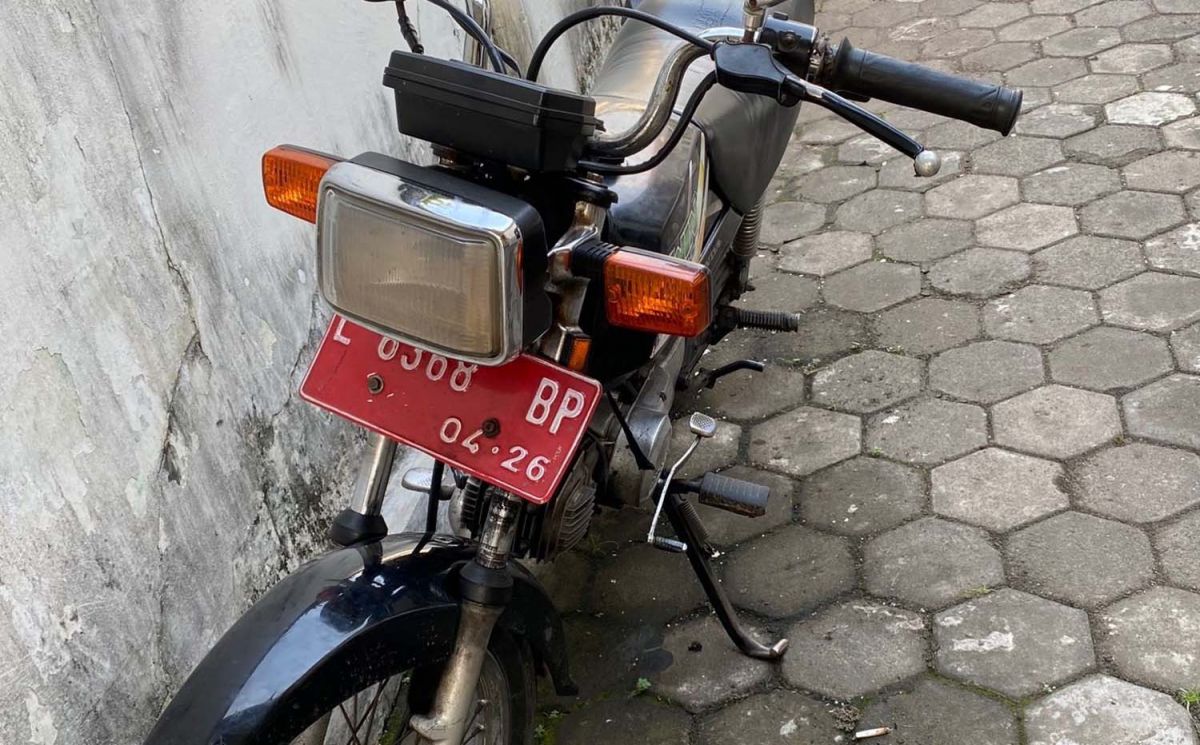 Motor berpelat merah yang dipakai dua bandit saat beraksi di Surabaya (Foto: Satreskrim Polrestabes Surabaya)