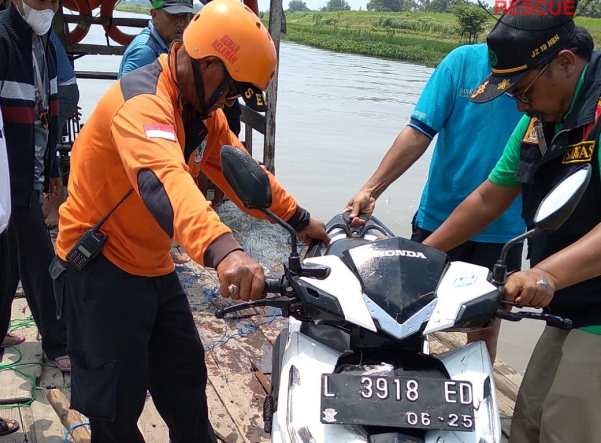 Sekeluarga Tercebur Sungai di Jombang, Sepeda Motor Korban Ditemukan