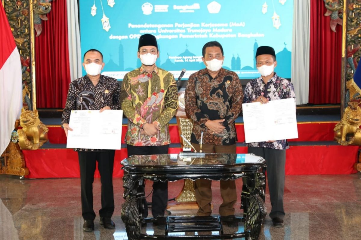 Penandatanganan perjanjian kerja sama antara UTM dan Pemkab Bangkalan di Pendopo Agung, Bangkalan. (Foto: Humas UTM/jatimnow.com)