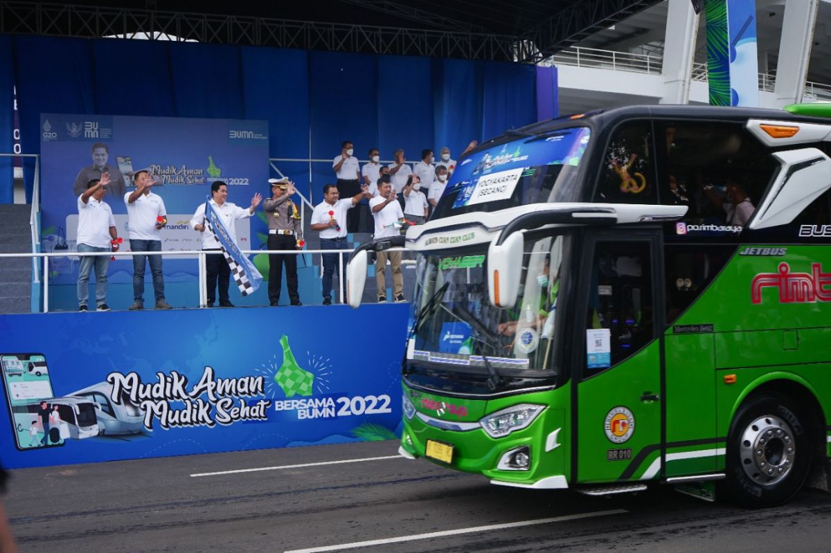 Menteri BUMN, Erick Thohir (ketiga dari kiri) melepas pemudik dalam kegiatan "Mudik Aman, Mudik Sehat Bersama BUMN 2022" di Gelora Bung Karno, Jakarta, Rabu (27/4). (Foto: dok SIG/jatimnow.com)