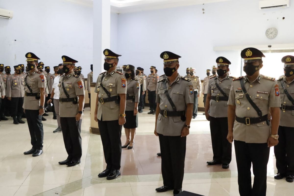 Kapolres Jombang, AKBP Moh. Nurhidayat saat melantik Wakapolres, Kasat, Kapolsek, dan Kasi di gedung Graha Bhakti Bhayangkara. (Foto: Elok Aprianto/jatimnow.com)