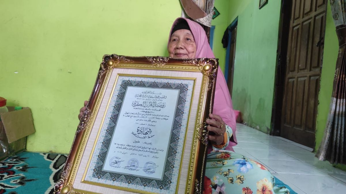 Widji Kulsum saat foto dengan syahadah atau sertifikat dari pondok. (Foto: Nor for jatimnow.com)