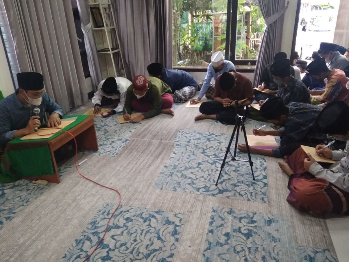 Para santri di Asrama Tahfidz Sunan Bonang, Pondok Pesantren Mambaul Ma’arif Denanyar Jombang, sedang mengaji tafsir.(Foto: Elok Aprianto)