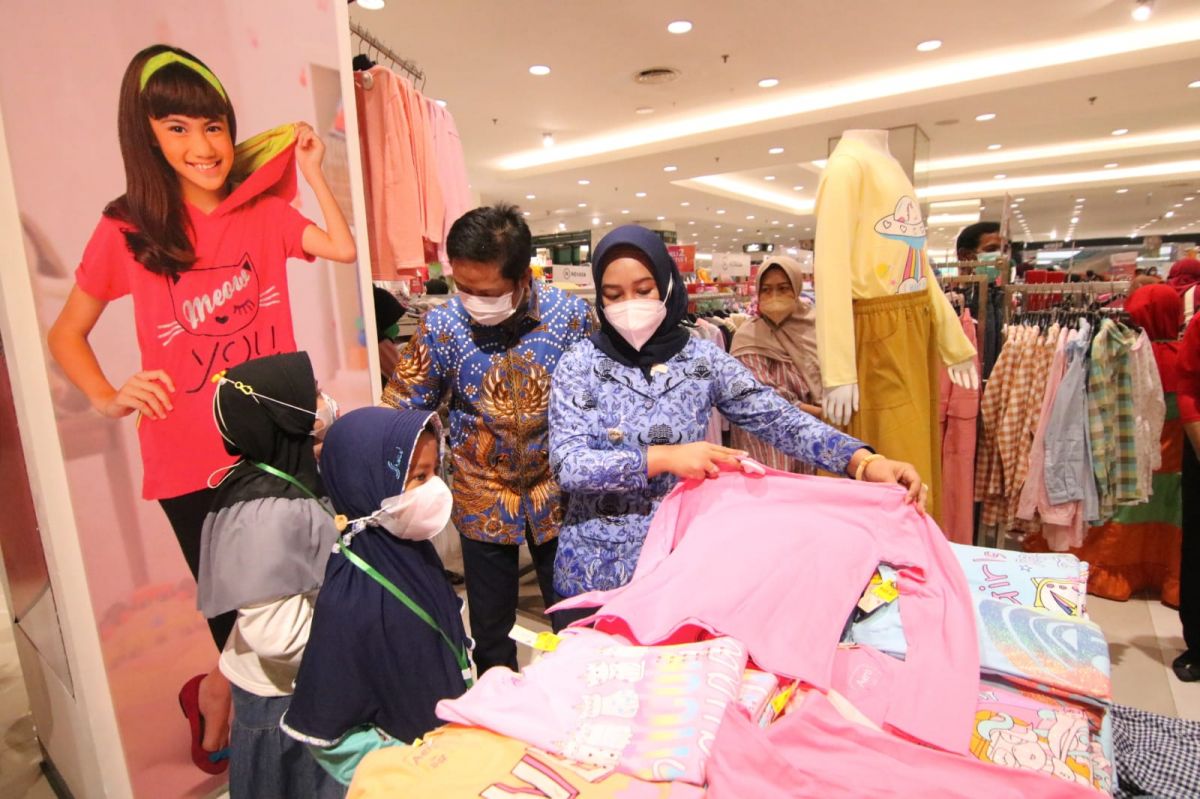 Wali Kota Mojokerto Ika Puspitasari saat memilihkan baju untuk anak yatim. (Foto: Vandi for jatimnow.com)