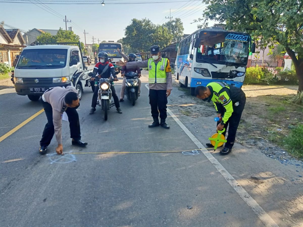 Anggota Satlantas Polres Madiun melakukan olah TKP di lokasi kecelakaan beruntun. (Foto: Satlantas Polres Madiun/jatimnow.com)