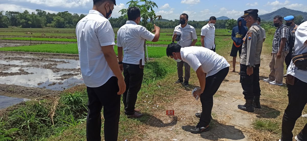 Pihak kepolisian melakukan olah TKP ledakan mercon. (Foto: Mita Kusuma/jatimnow.com)