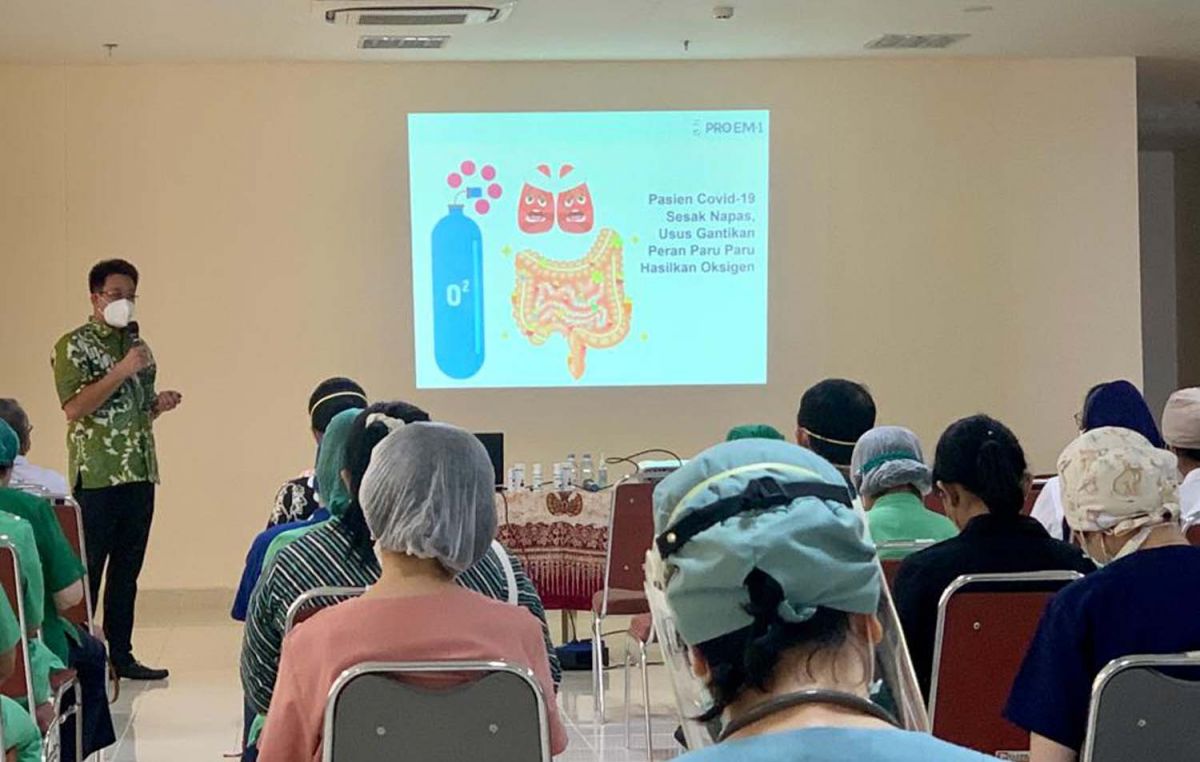 Founder AMRO Institute, Ge Recta Geson saat memberikan paparan di Rumah Sakit RKZ Surabaya, Rabu (6/4/2022) - (Foto: Recta for jatimnow.com)