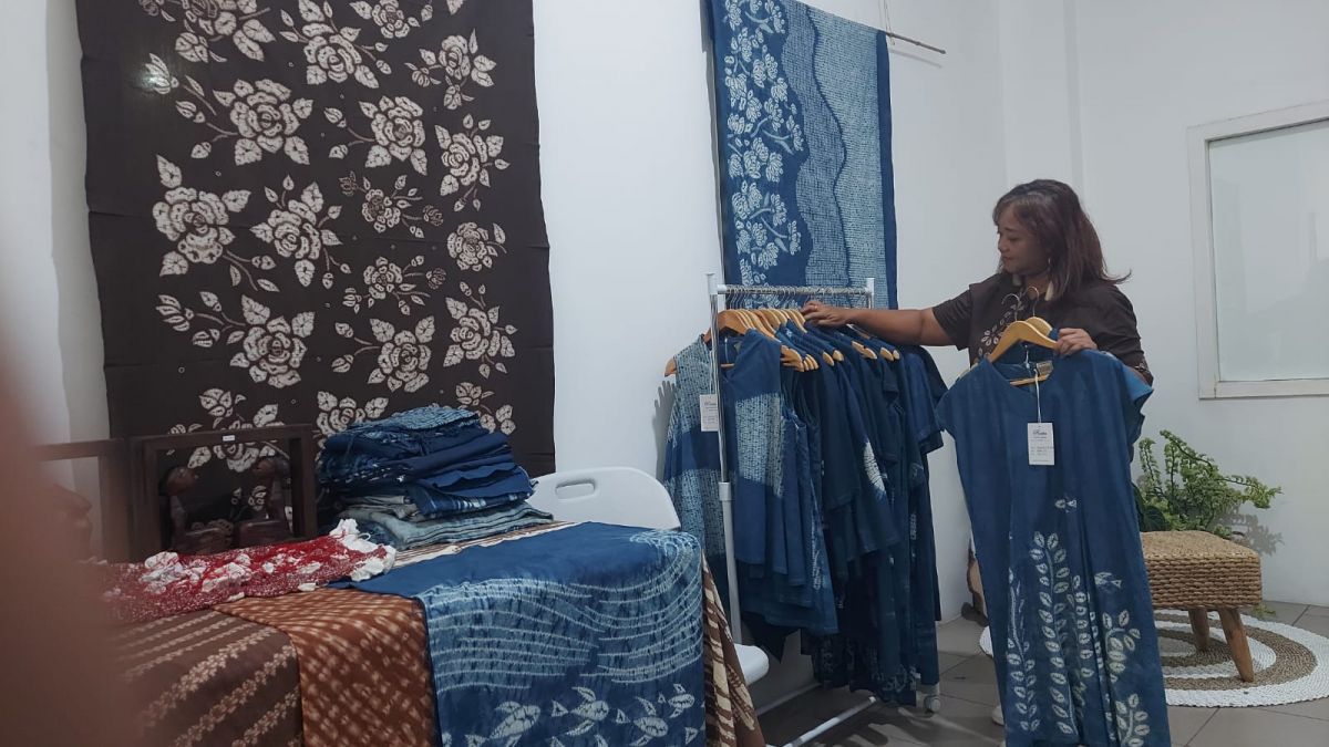 Salah satu perajin Shibori asal Surabaya, Veni Rosita (Foto-foto: Ni'am Kurniawan/jatimnow.com)