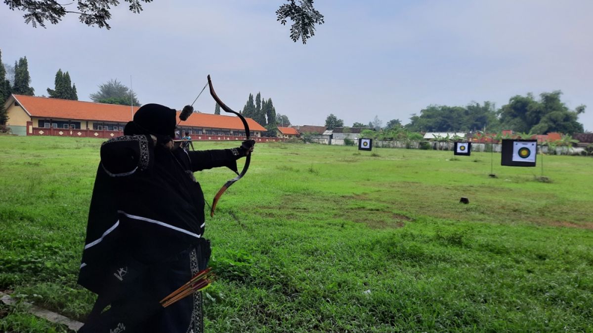 Suasana latihan panahan di lapangan Desa Sooko, Kecamatan Sooko, Kabupaten Mojokerto.(Foto: Achmad Supriyadi/jatimnow.com)