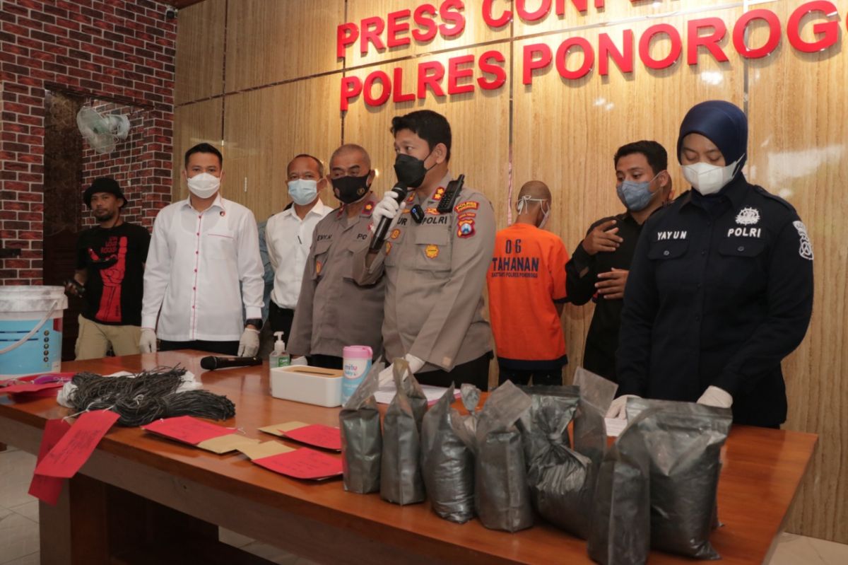 Polisi menunjukkan barang bukti racikan bahan petasan. (Foto: Humas Polres Ponorogo)