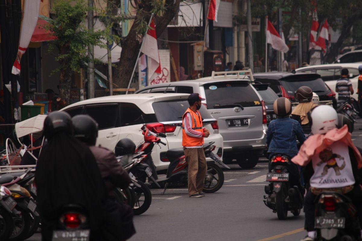 Ilustrasi. Kendaraan terpakir di tepi jalan wilayah Sidoarjo. (Foto: Zainul Fajar /jatimnow.com)