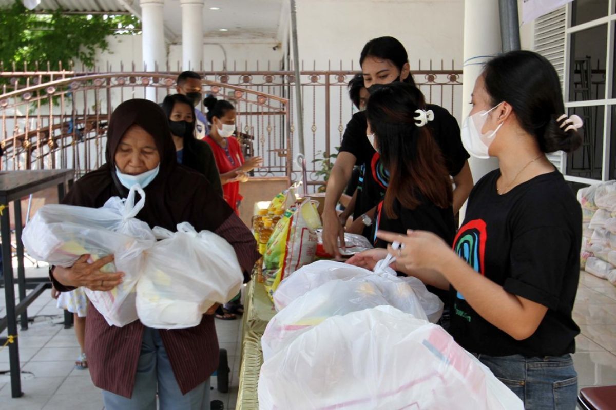 Warga membeli paket sembako di Pasar Murah Jatimnow.(Foto: Sahlul Fahmi/jatimnow.com)