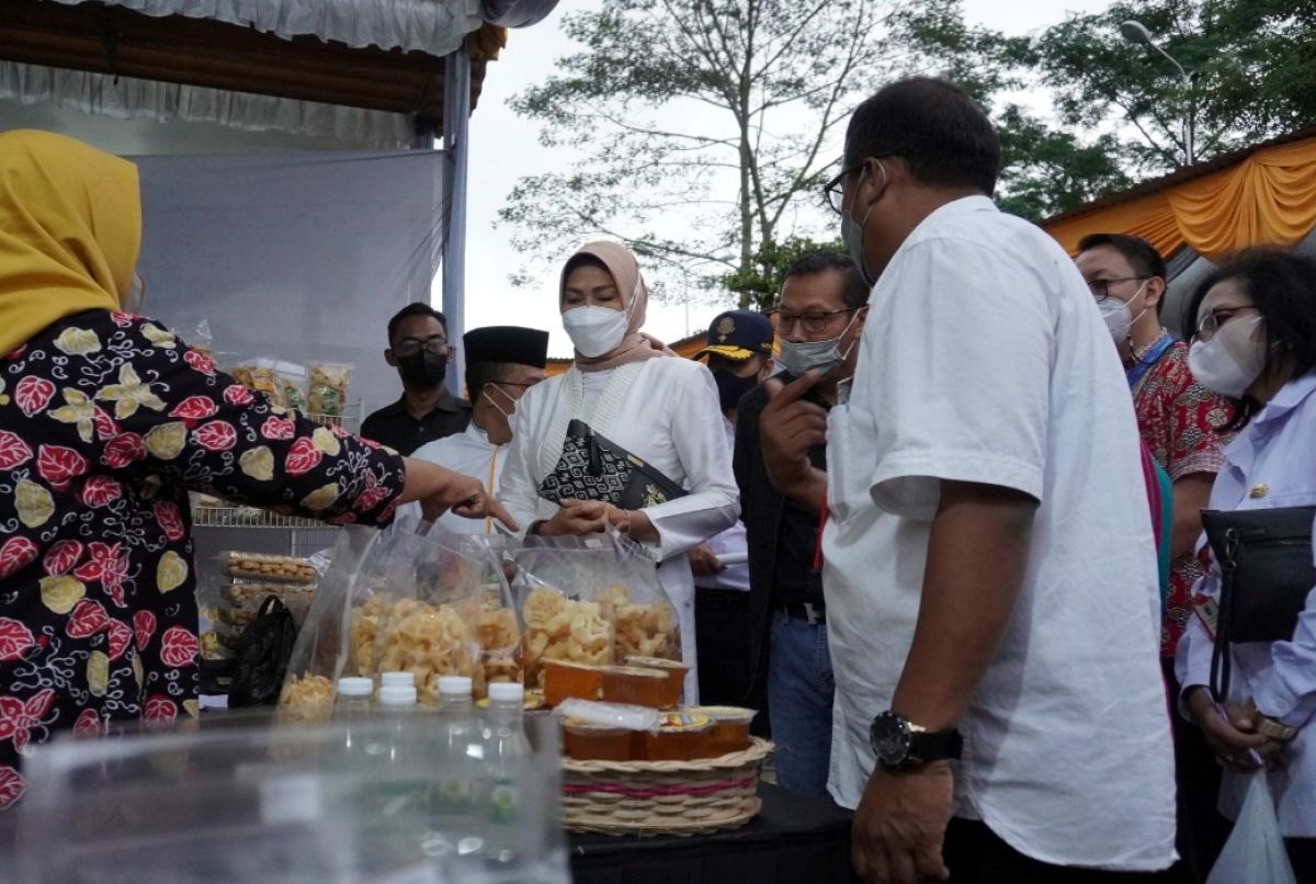Wali Kota Batu Dewanti Rumpoko bersama jajaran saat meninjau stand di Pasar Murah Ramadan Kota Batu. (Foto: Diskominfo Kota Batu)