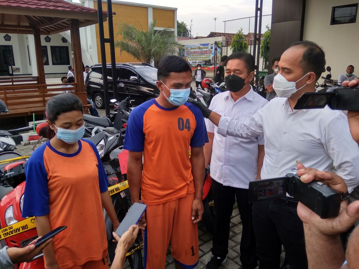 Tersangka saat diamankan Polisi di Polres Jombang, beserta barang bukti sepeda motor hasil kejahatannya. (Foto-foto: Elok Aprianto/jatimnow.com)