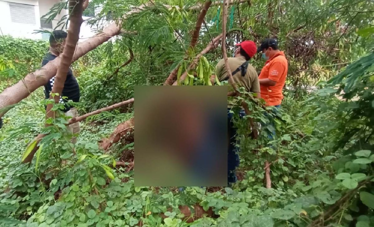 Proses identifikasi di lokasi pelajar SMP gantung diri di Surabaya (Foto: Polsek Rungkut)