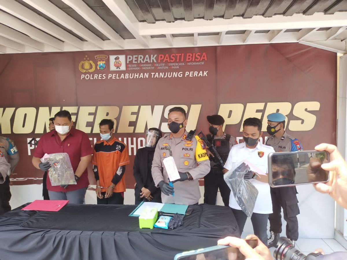 Pelaku tawuran yang bacok bocah 16 tahun saat diamankan di Polres Pelabuhan Tanjung Perak Surabaya. (Foto: Zain Ahmad/jatimnow.com)