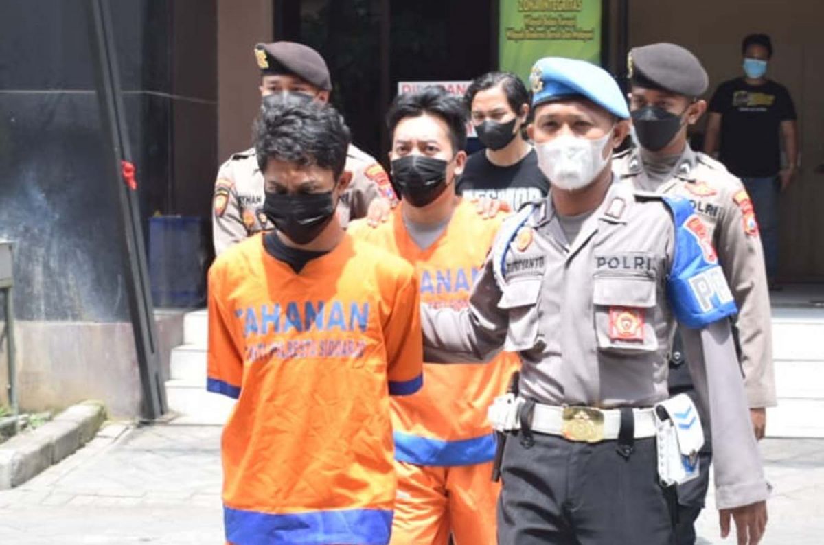 Kedua pelaku pengeroyokan saat digiring di Mapolresta Sidoarjo (Foto-foto: Zainul Fajar/jatimnow.com)