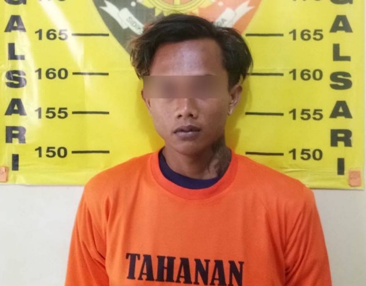 Pelaku pembawa kabur dan persetubuhan gadis di bawah umur saat ditahan di Mapolsek Tegalsari. (Foto: Polsek Tegalsari/jatimnow.com)