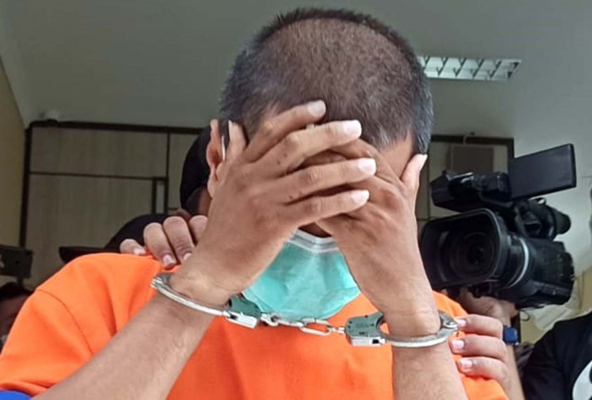 Pembunuh Mahasiswa Kedokteran Brawijaya saat diamankan di Mapolda Jatim (Foto: Zen Ahmad/jatimnow.com)