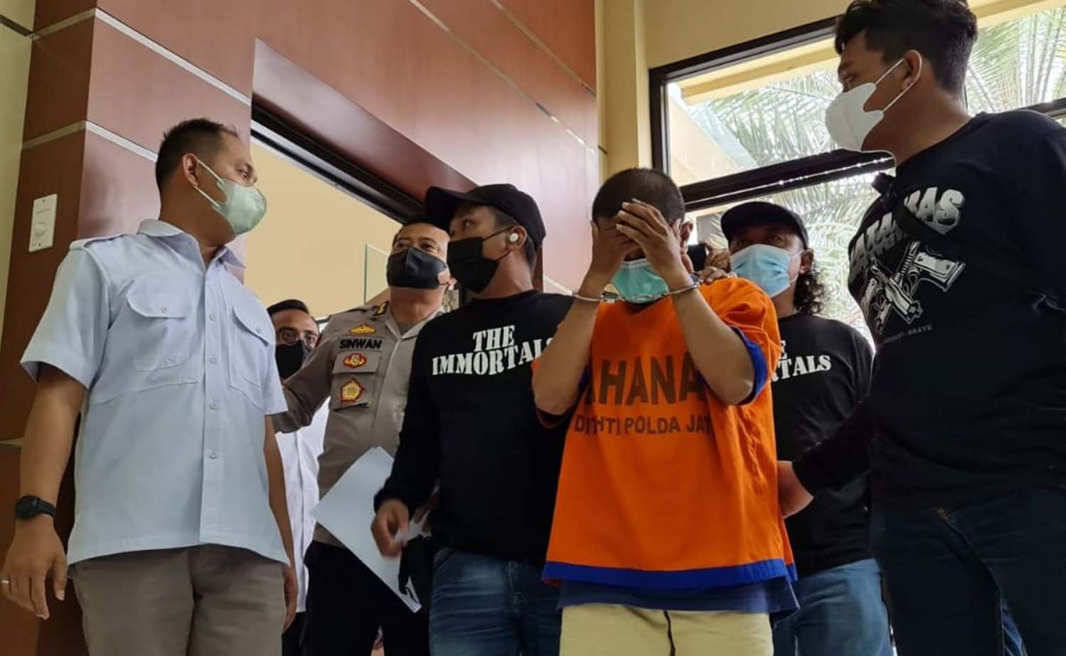 Pelaku saat diamankan di Mapolda Jatim (Foto: Zain Ahmad/jatimnow.com)