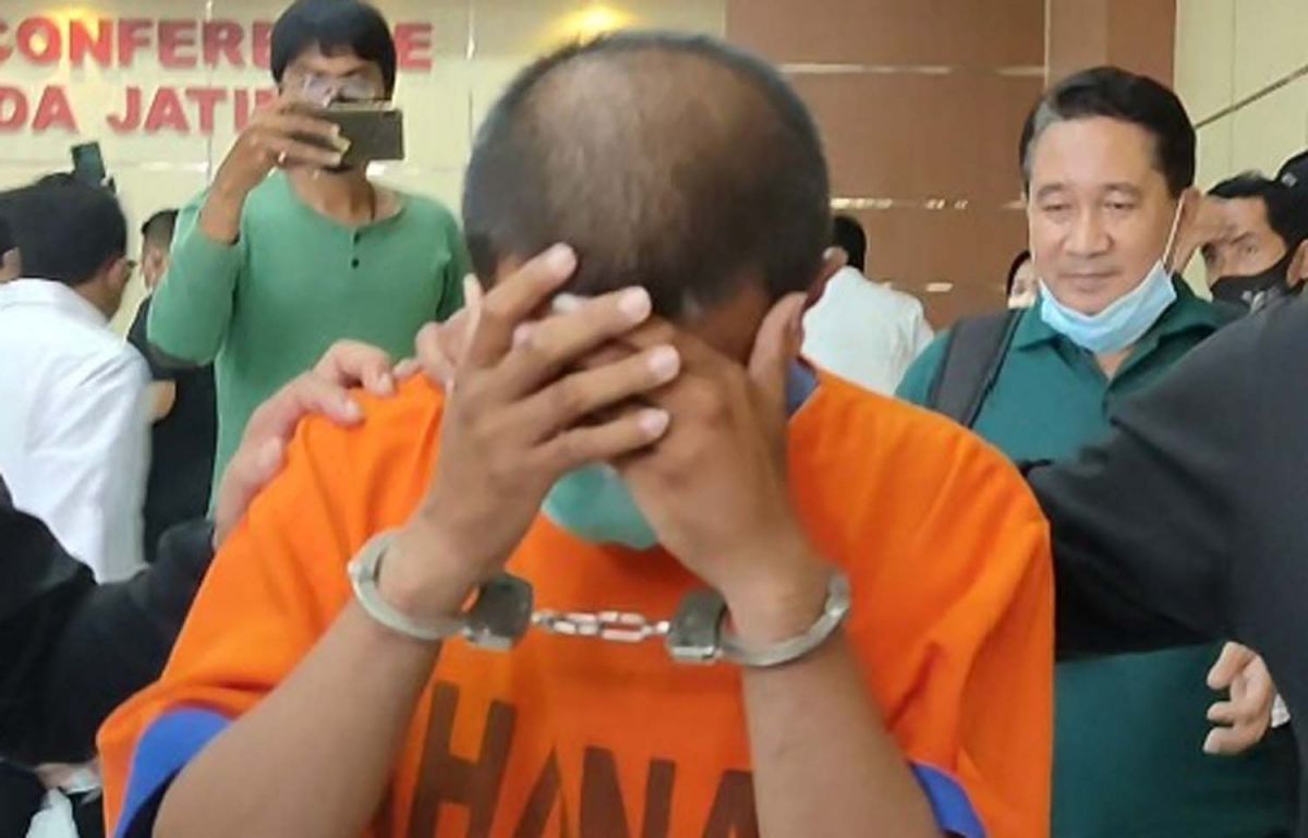 Pelaku pembunuhan Mahasiswa Kedokteran Brawijaya diamankan di Mapolda Jatim (Foto: Zain Ahmad/jatimnow.com)