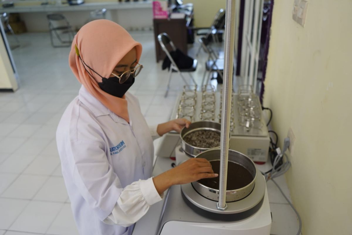 Petugas laboratorium tanah Kabupaten Kediri. (Foto: Humas Pemkab Kediri/jatimnow.com)