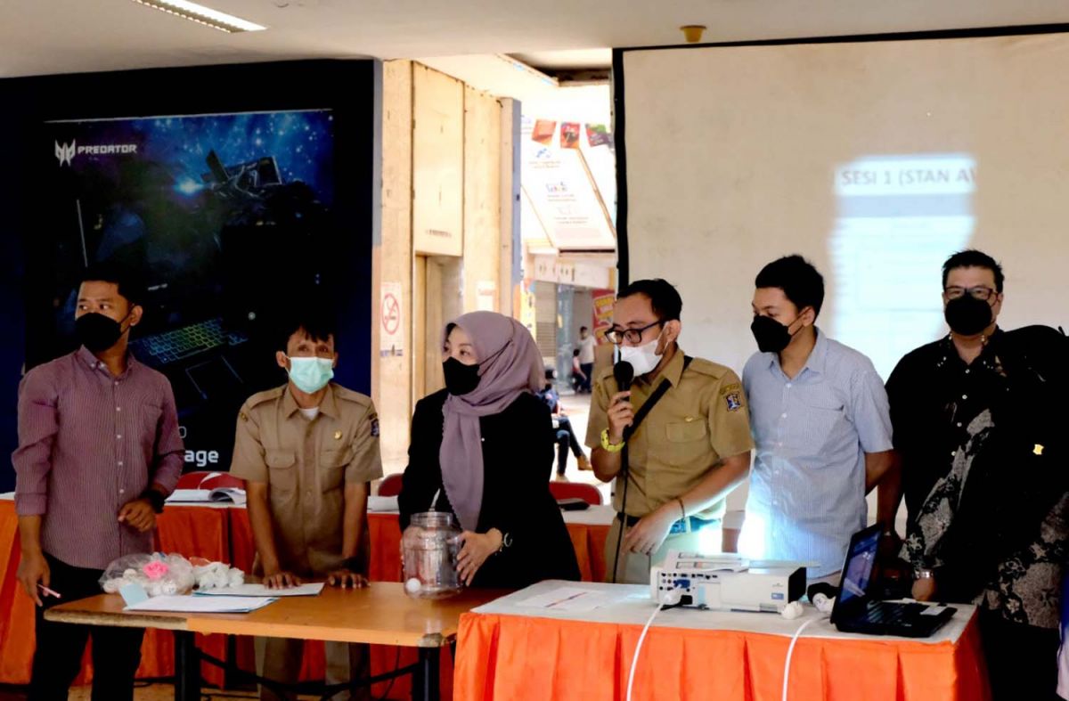 Kepala Badan Pengelolaan Keuangan dan Aset Daerah Kota Surabaya, Ira Tursilowati saat memimpin pengundian di Hi-Tech Mall (Foto: Humas Pemkot Surabaya/jatimnow.com)