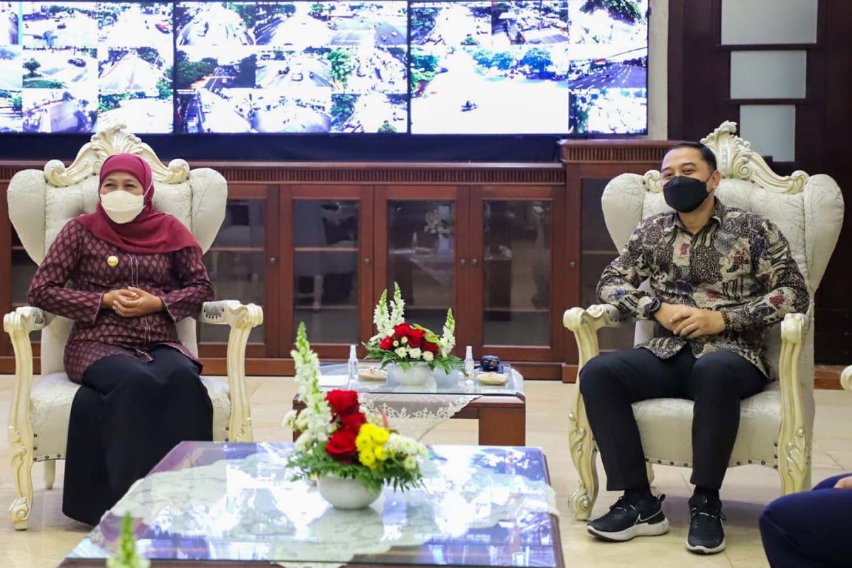 Wali Kota Surabaya Eri Cahyadi saat menerima kunjungan Gubernur Jatim Khofifah Indar Parawansa pada Jumat (8/4/2022) - (Foto-foto: Niam Kurniawan/jatimnow.com