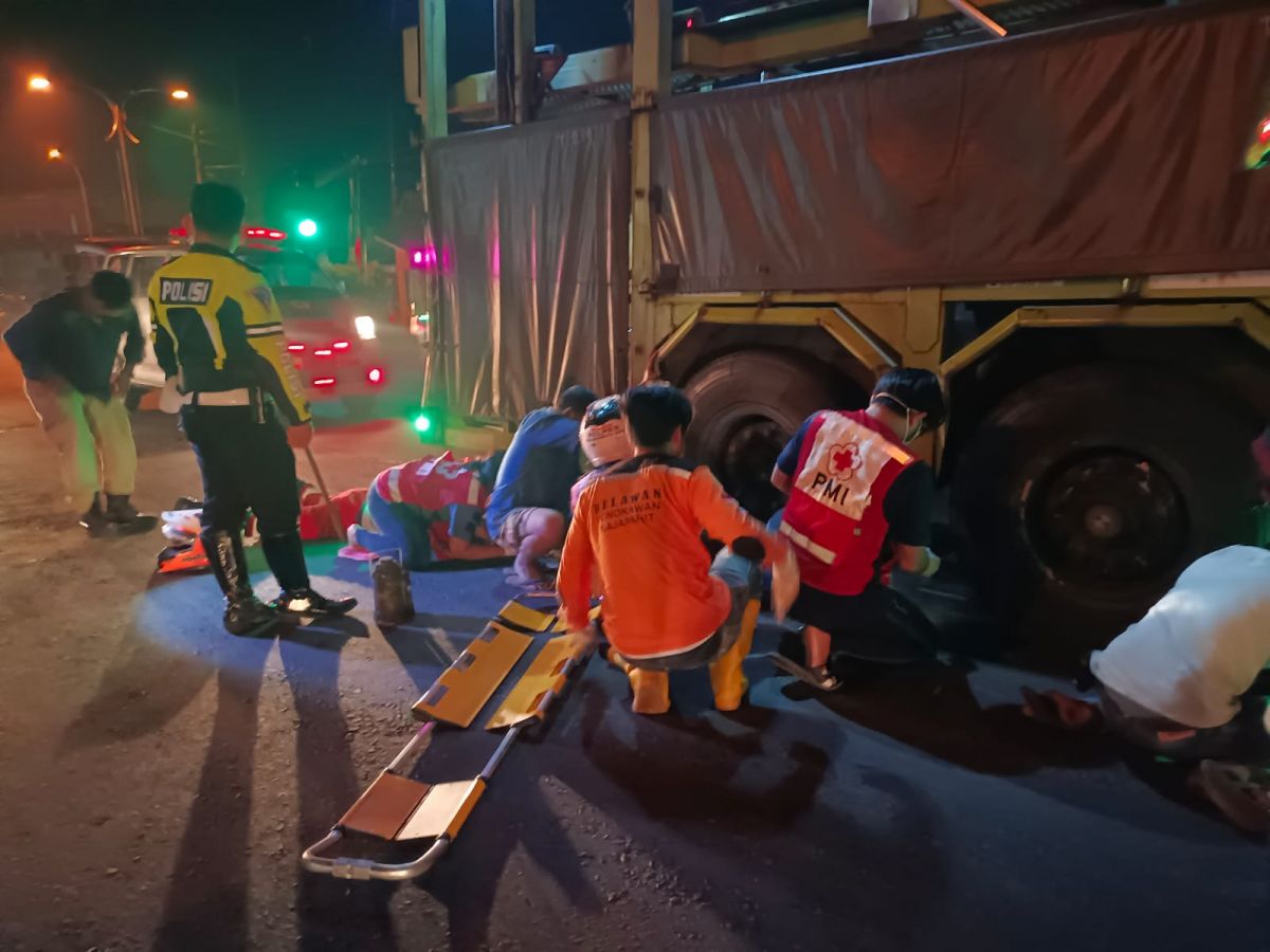 Proses evakuasi korban di bawah kolong truk trailer.(Nor for jatimnow.com)