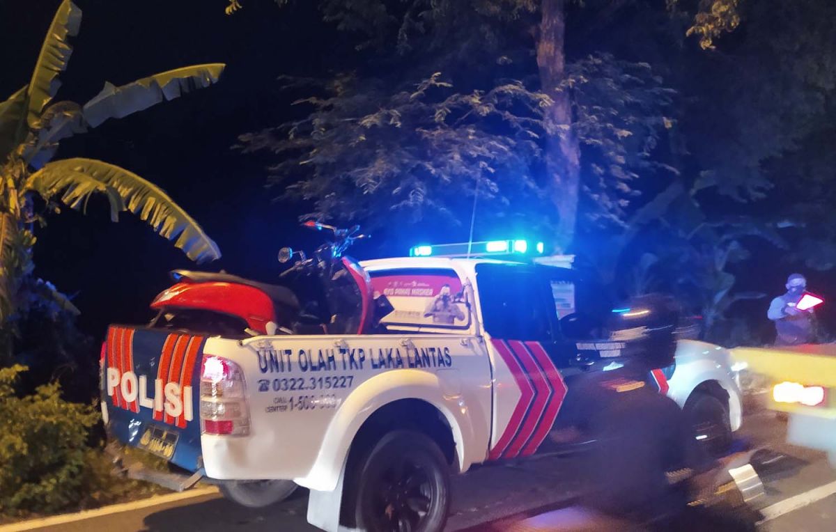 Korban kecelakaan di Deket, Lamongan dibawa ke rumah sakit (Foto: Adyad Ammy Iffansah/jatimnow.com)
