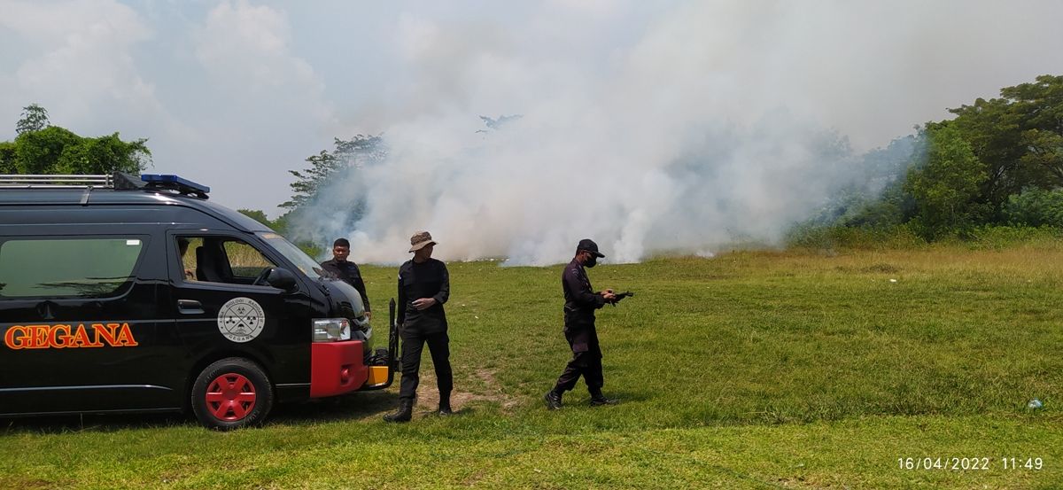 Pemusnahan petasan di lapangan tembak Kodim di Jalan Kapten Syafiri.(Foto: Fathor Rahman)