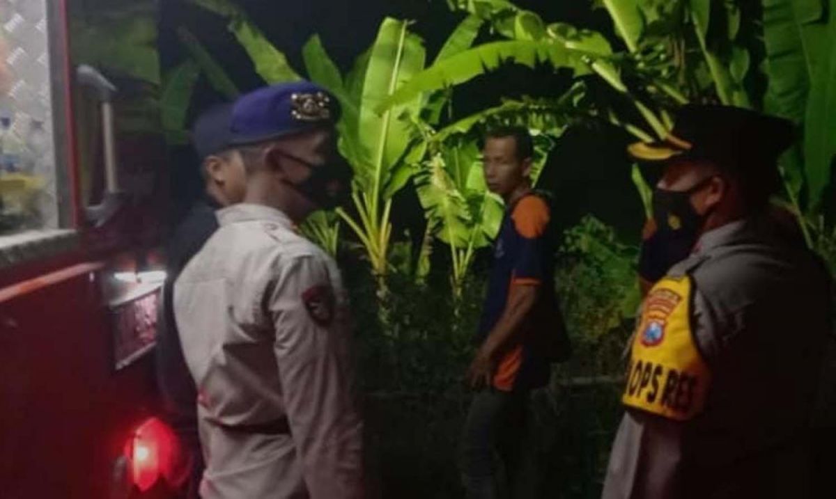 Pencarian siswa SMK di Bangkalan yang loncat dari jembatan (Foto: Ahmadi for jatimnow.com)