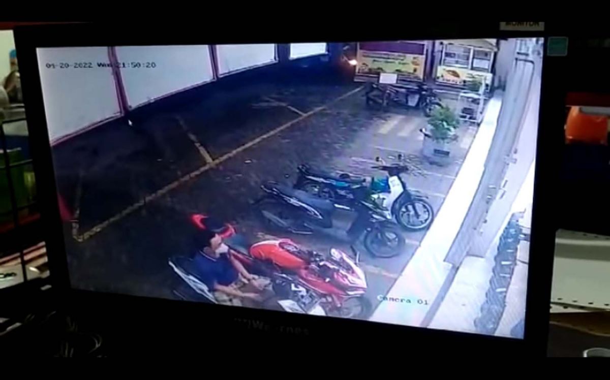 Penampakan pria bersarung yang mencuri motor di minimarket Sidoarjo (Foto: Tangkapan layar video rekaman CCTV yang beredar)