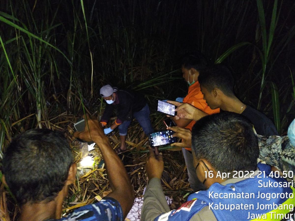 Petugas saat melakukan olah TKP di area kebun tebu. (Foto: Polsek Jogoroto/jatimnow.com)