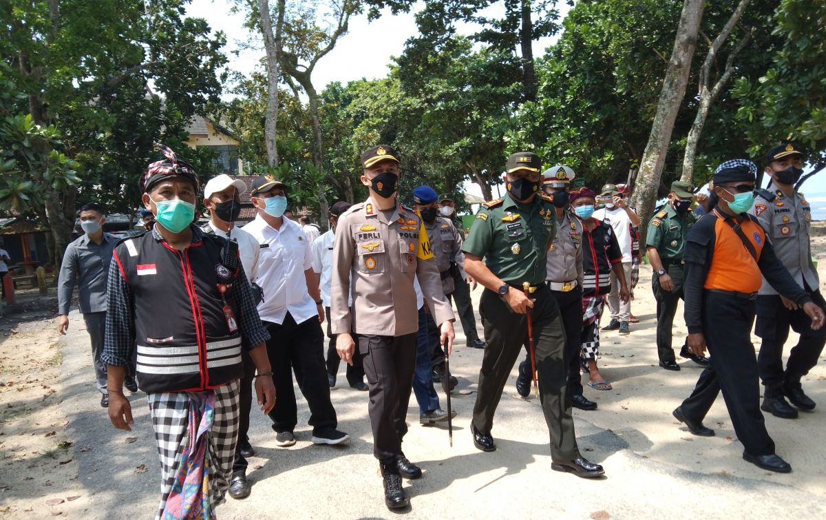 Kapolres Malang, AKBP Ferli Hidayat dan Dandim 0818 Kabupaten Malang-Kota Batu, Letkol Inf Taufik Hidayat di Pos Pengamanan Pariwisata di Pantai Balekambang. (Foto: Rizal Adhi Pratama/jatimnow.com)