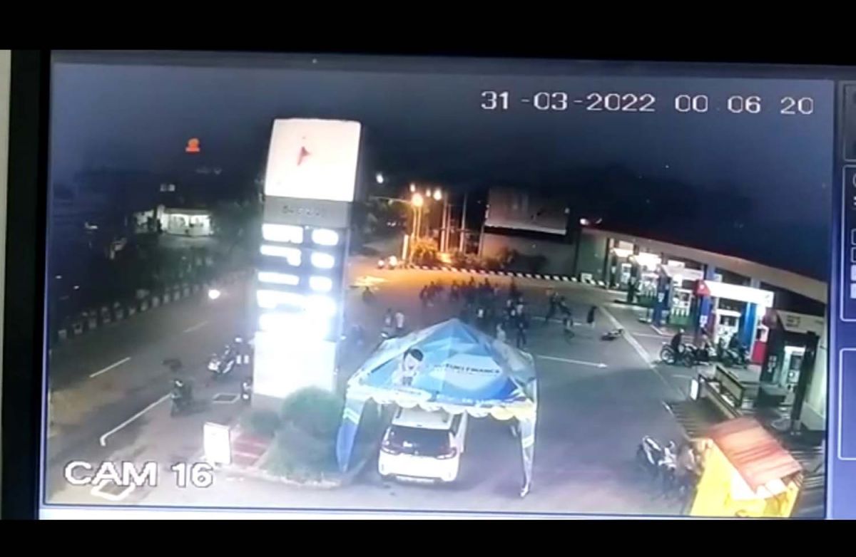 Pengeroyokan di SPBU Jalan Jenggolo, Sidoarjo (Foto: Tangkapan layar video CCTV)
