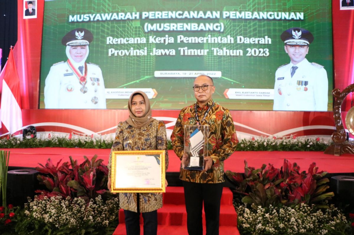 Wali Kota Mojokerto Ika Puspitasari saat menerima penghargaan PPD dari Gubernur Jatim Khofifah Indar Parawansa.(Diskominfo Kota Mojokerto for jatimnow.com)