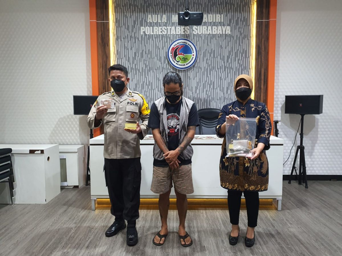 OHM (31) saat diamankan polisi.(Foto: Satnarkoba Polrestabes Surabaya)