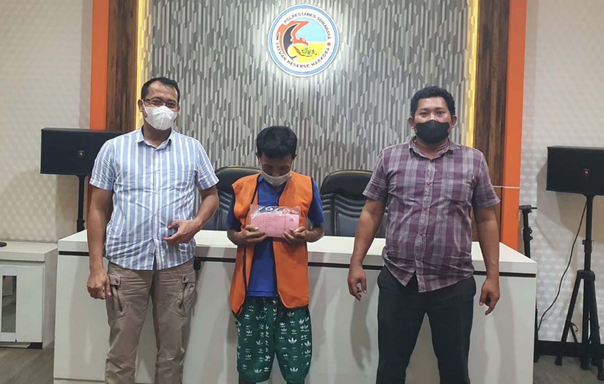 Penjaga gudang dan barang bukti narkoba diamankan (Foto: Satresnarkoba Polrestabes Surabaya)