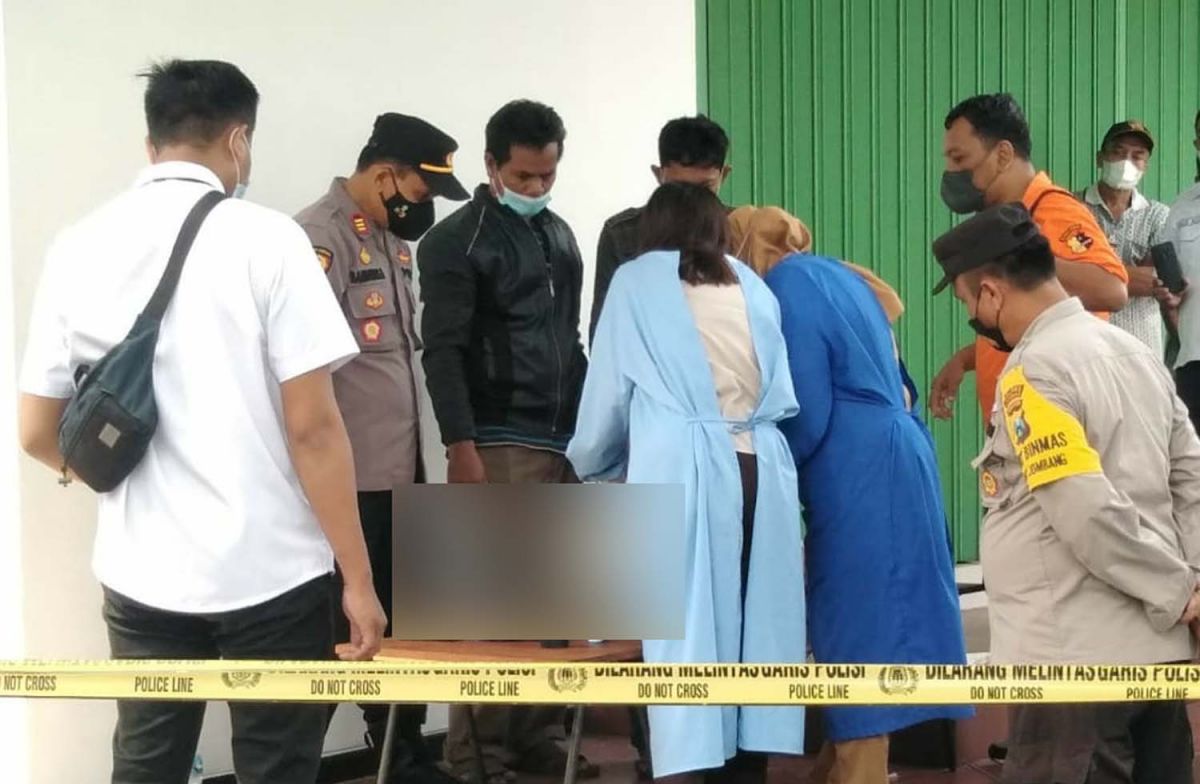 Proses evakuasi jenazah penjaga gudang kayu di Jombang (Foto: Polsek Jombang Kota)