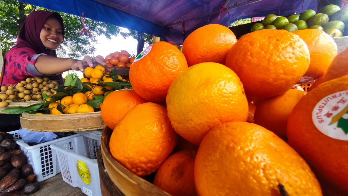 Salah satu penjual buah yang berada di Jalan Wahid Hasyim, Sampang, Madura (Foto: Fathor Rahman/jatimnow.com)