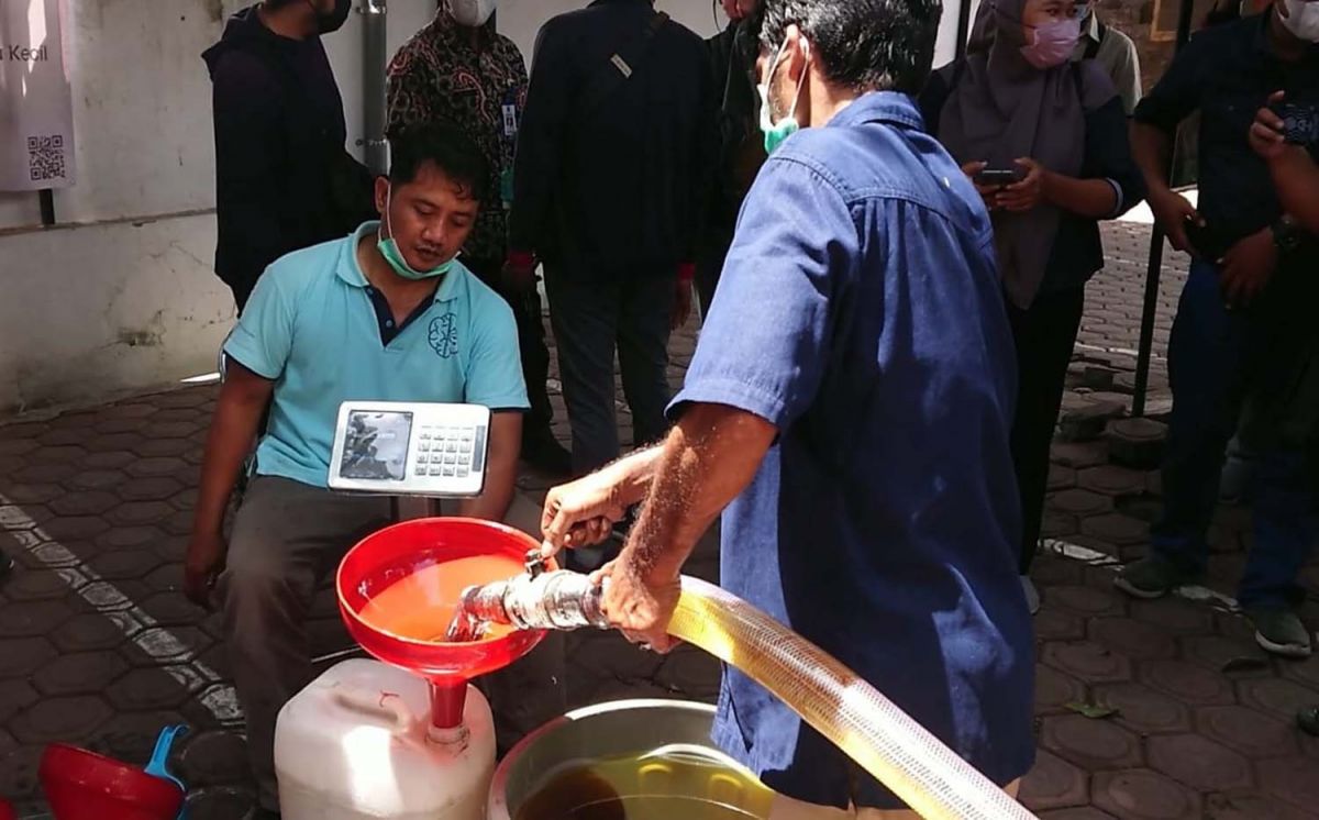 Pedagang pasar tradisional di Tulungagung antre mendapatkan minyak goreng curah subsidi (Foto: Bramanta Pamungkas/jatimnow.com)
