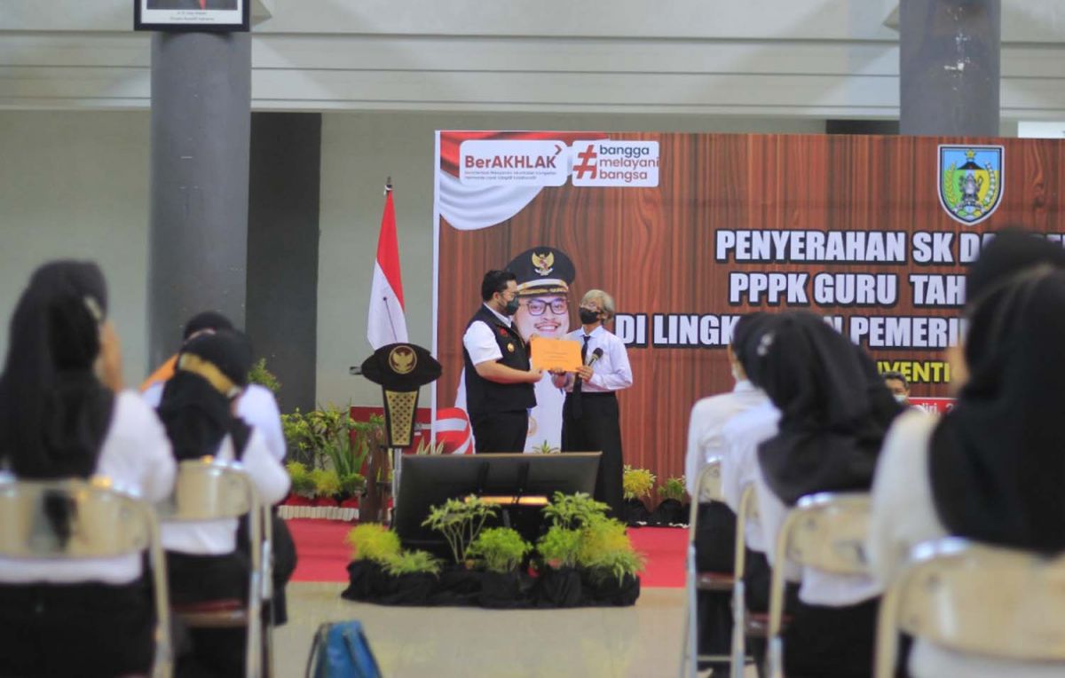 Mas Dhito saat menyerahkan SK PPPK Tahap 1 di Convention Hall SLG (Foto: Humas Pemkab Kediri/jatimnow.com)