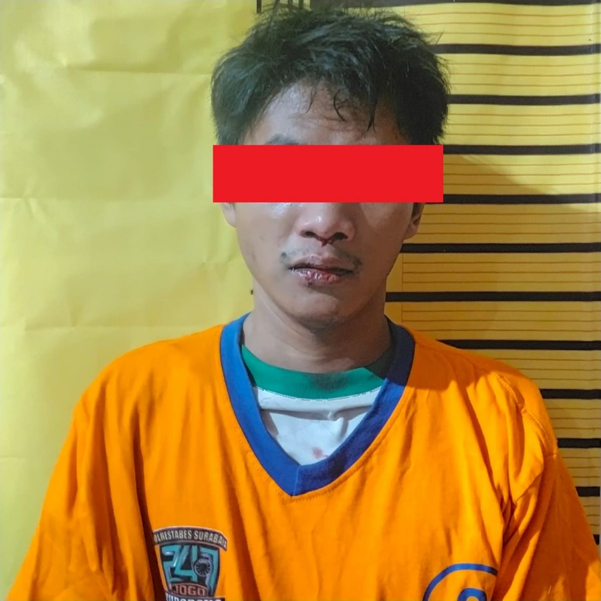 Tersangka MMH saat diamankan bersama barang bukti motor sarana di Mapolsek Tambaksari.(Foto: Polsek Tambaksari)