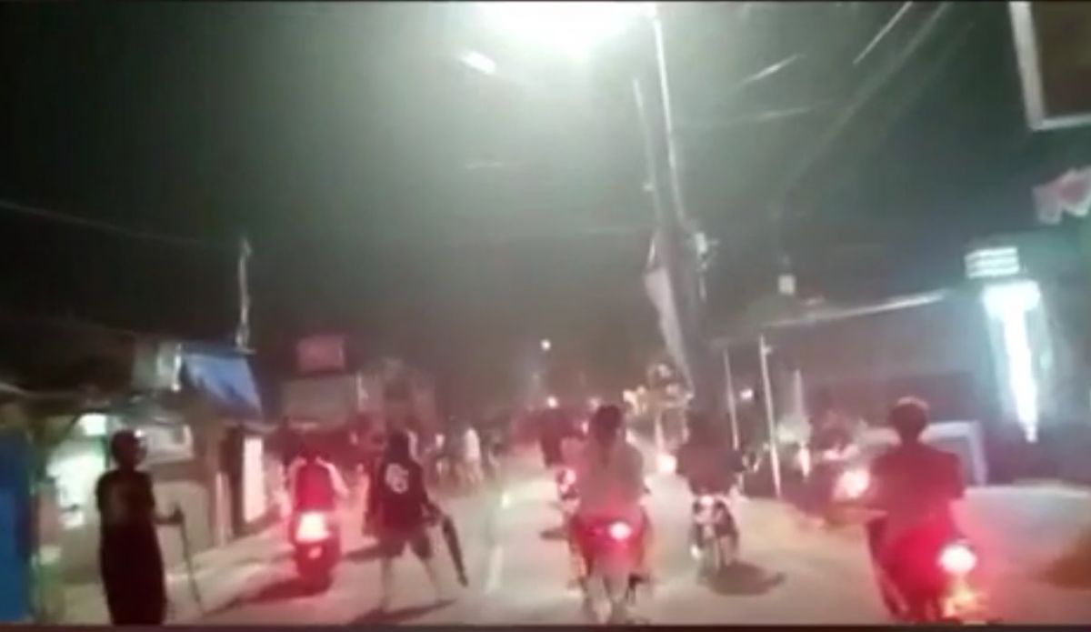 Tangkapan layar video perang sarung di Sedati.