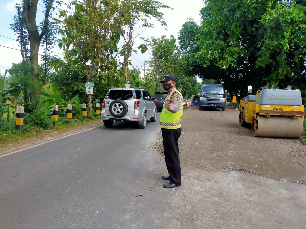 Perbaikan jembatan di Jalan Raya Galis, sebabkan kemacetan pascamudik lebaran. (Foto: Polsek Galis/jatimnow.com)
